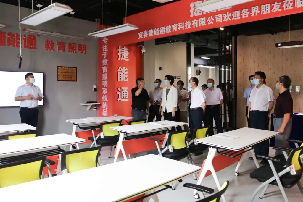 江西省委常委、省委宣傳部部長施小琳一行調(diào)研江西工業(yè)設(shè)計(jì)小鎮(zhèn)