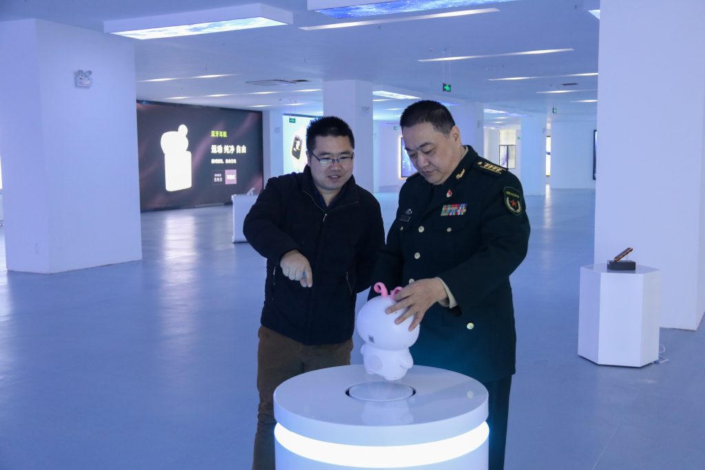宜春市委常委、軍分區政委黃長平調研走訪中部教裝城，勉勵說……