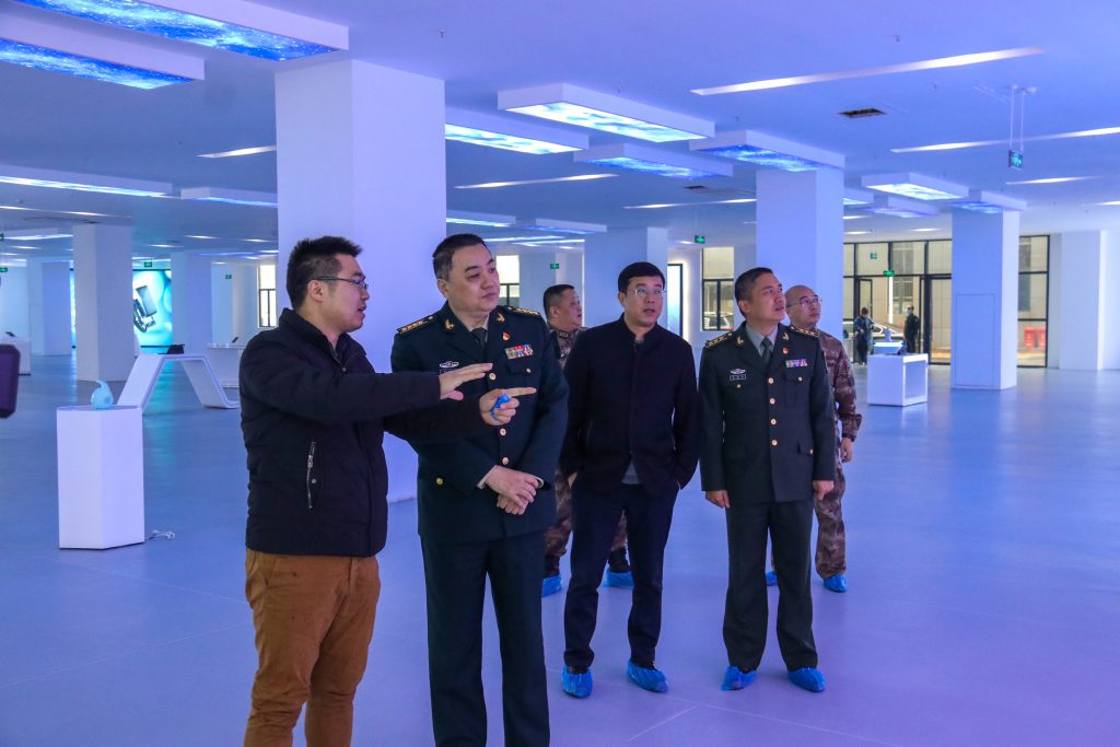 宜春市委常委、軍分區政委黃長平調研走訪中部教裝城，勉勵說……