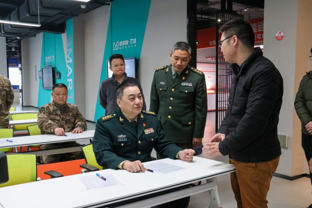 宜春市委常委、軍分區政委黃長平調研走訪中部教裝城，勉勵說……
