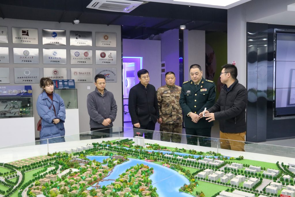 宜春市委常委、軍分區政委黃長平調研走訪中部教裝城，勉勵說……