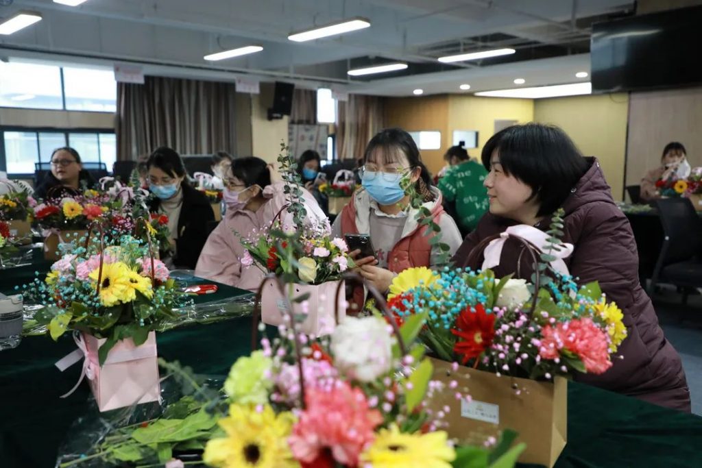 剪去浮華 | 中原工業(yè)設計城成功舉辦“以花之名·贈爾余香”花藝沙龍活動