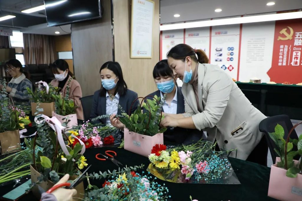 剪去浮華 | 中原工業(yè)設計城成功舉辦“以花之名·贈爾余香”花藝沙龍活動