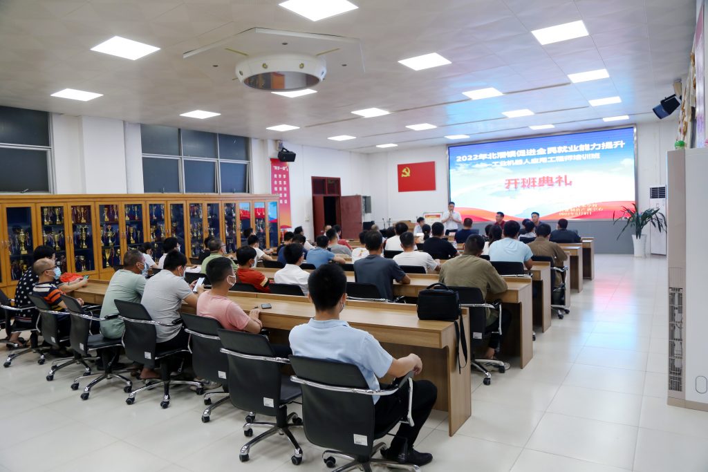 工業(yè)機(jī)器人應(yīng)用工程師開班！設(shè)計城為順德智造培養(yǎng)“種子人才”